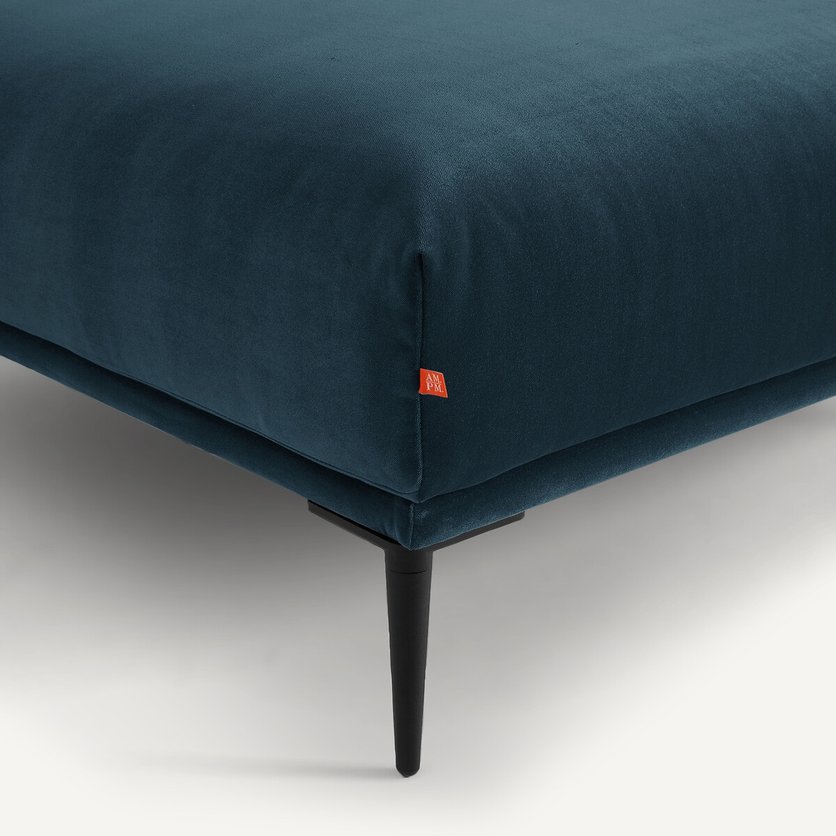 AM.PM<br>Puf XL em veludo, design Oscar E.Gallina