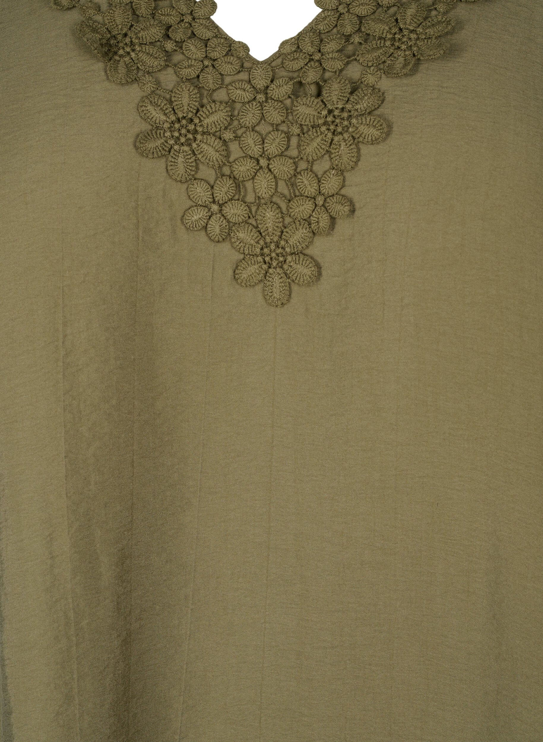 Viskosebluse med v-hals og broderidetalje