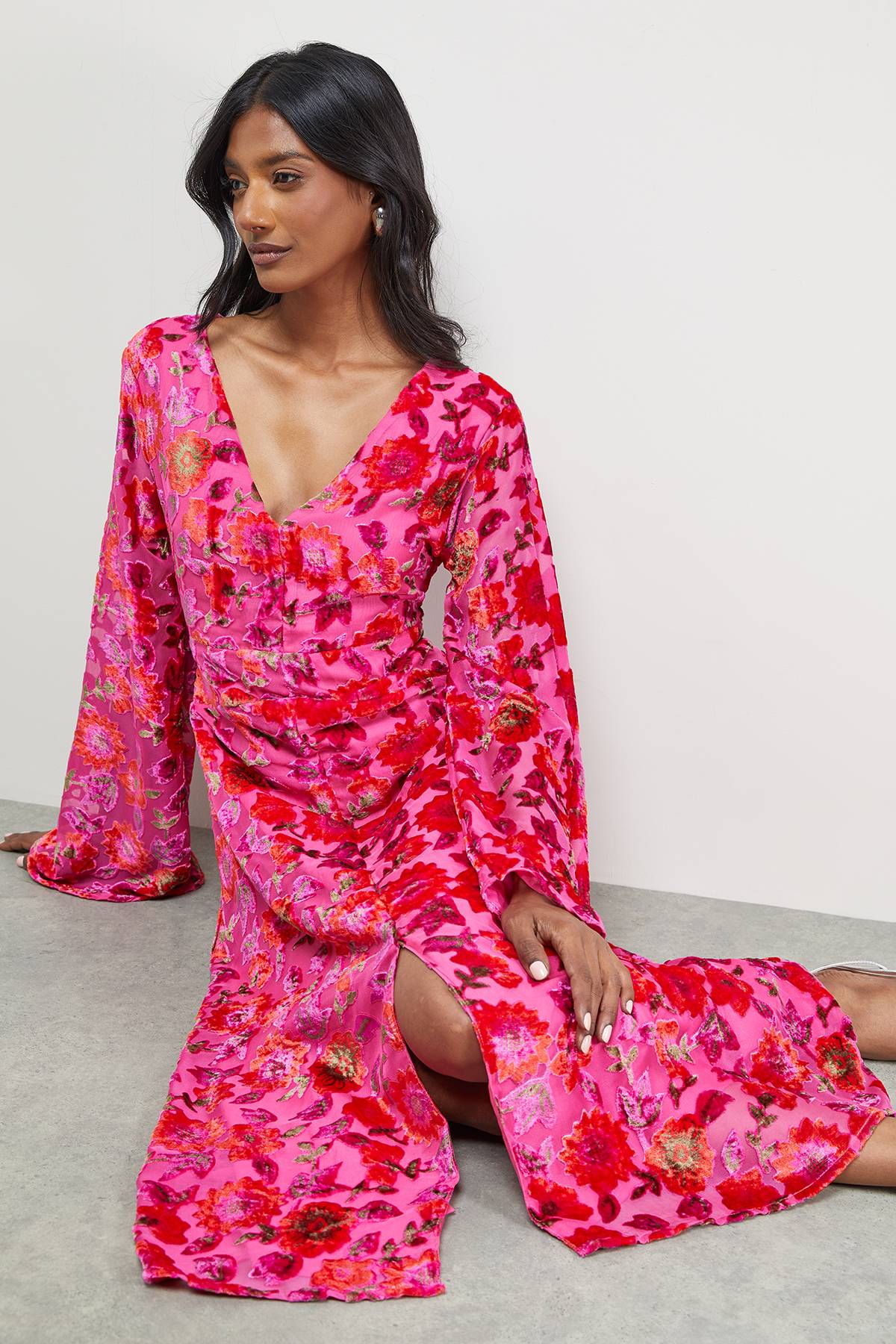 Warehouse Robe Midi Cintrée à Décolleté Plongeant Dévoré
