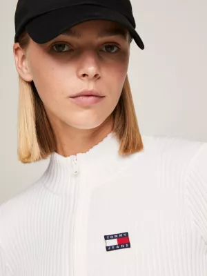 Vestido de malha canelada com zíper e emblema