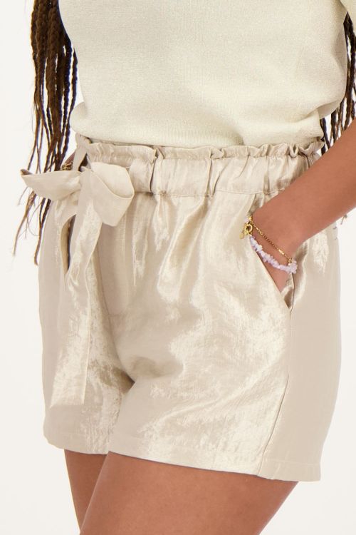Beige short satijnen look met strikdetail