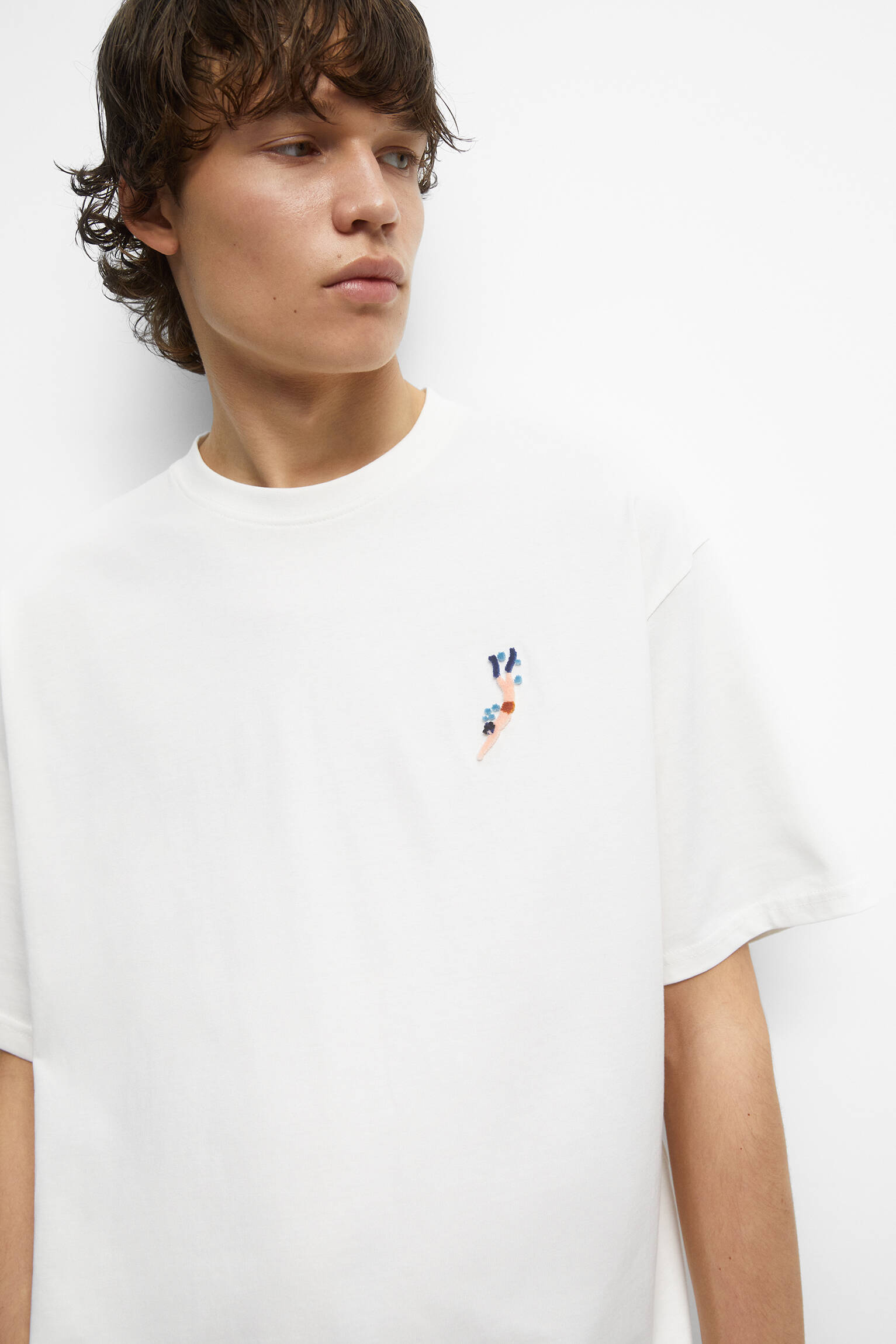CAMISETA DE MANGA CURTA BORDADA - BRANCA SUJA