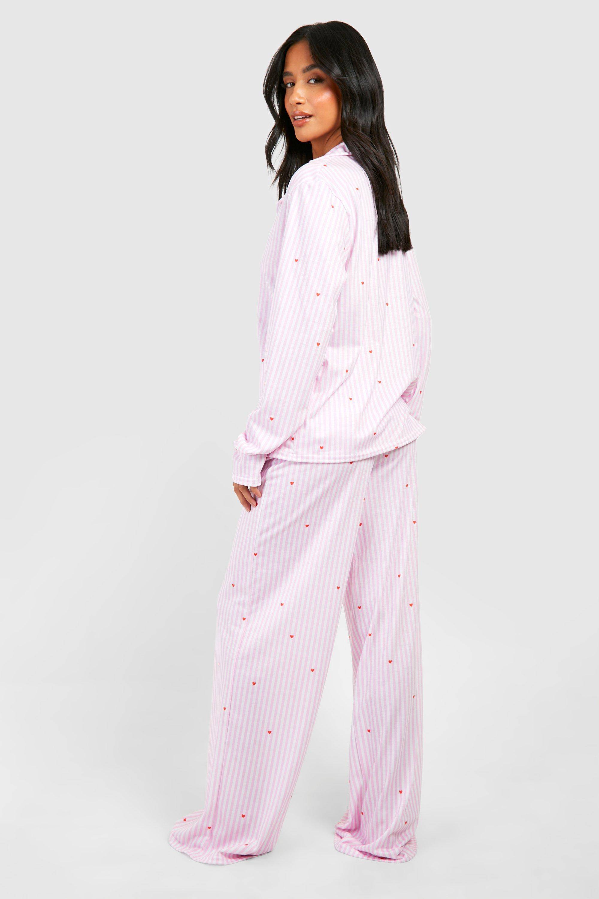 boohoo Petite Collection Pyjama: Chemise à Rayures Fines Imprimée Cœur à Manches Longues & Pantalon