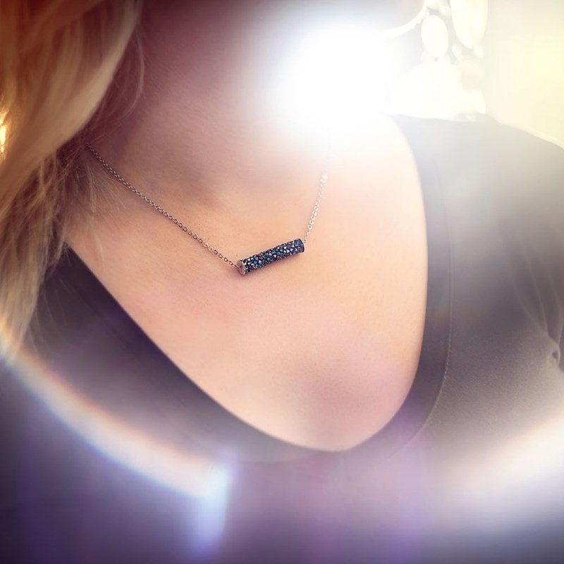 Collier orné de cristaux Swarovski avec pierre crystal Bleu en plaqué Or blanc et rhodié