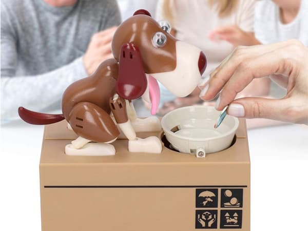 Sparegris med hund som spiser mynten