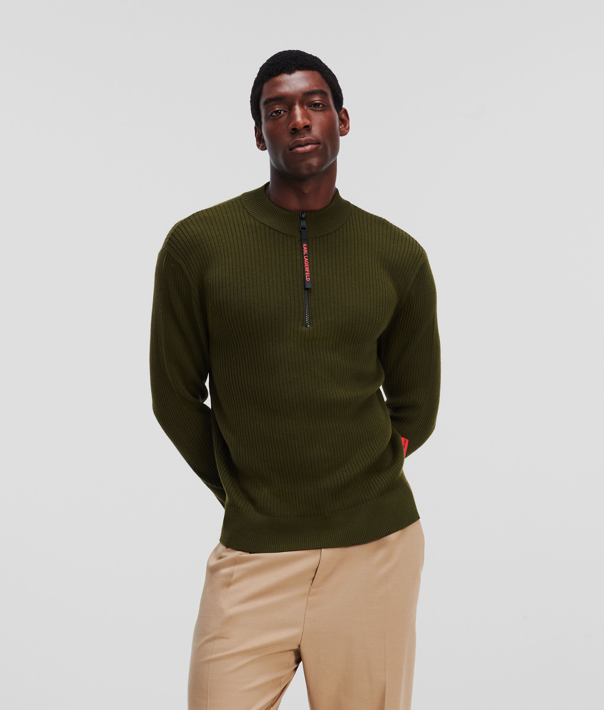 PULL À COL ROULÉ AVEC DEMI-ZIP