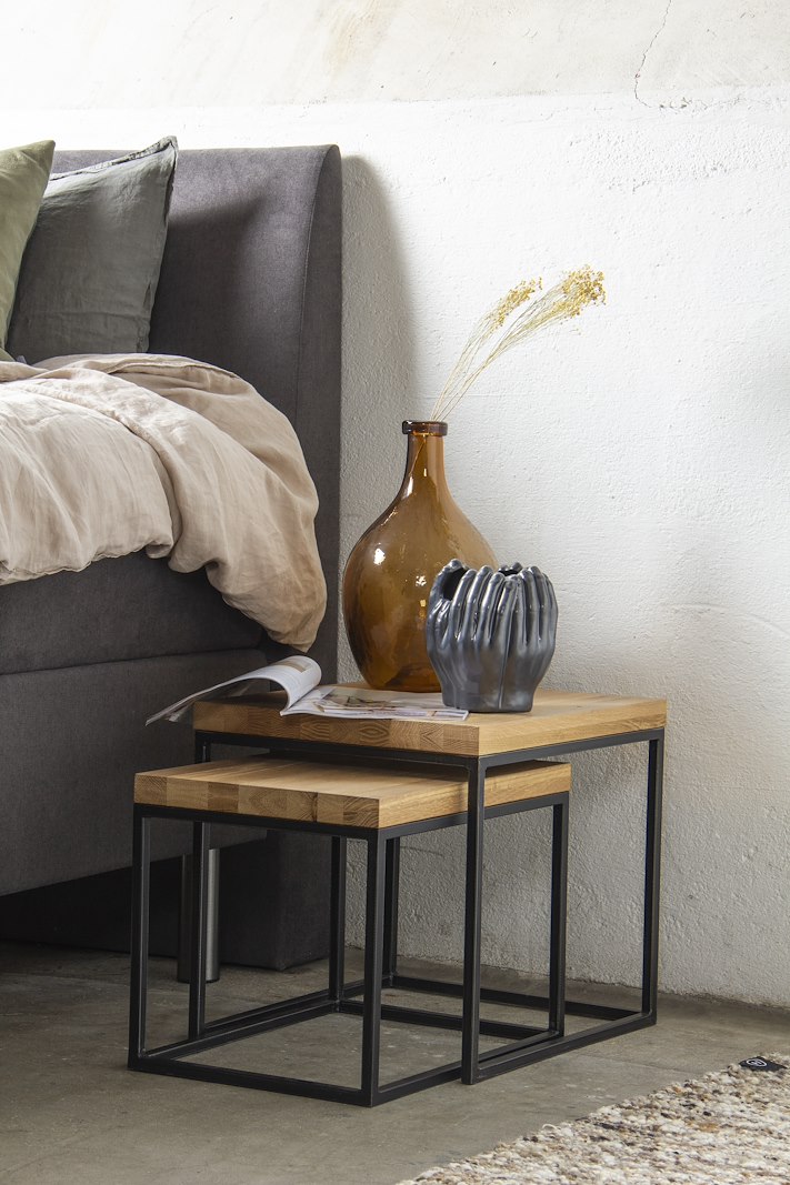Calia settbord Hvitoljet heltre eik, med industriell sort stål. Sett av 3stk bord i 50x50, 47,5x43 og 45x36 cm.