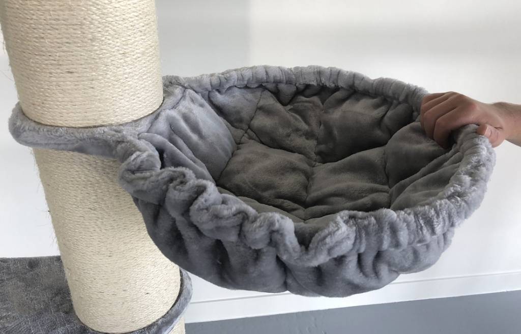 Arranhador para gatos Maine Coon Tower Plus, bege e cinza.