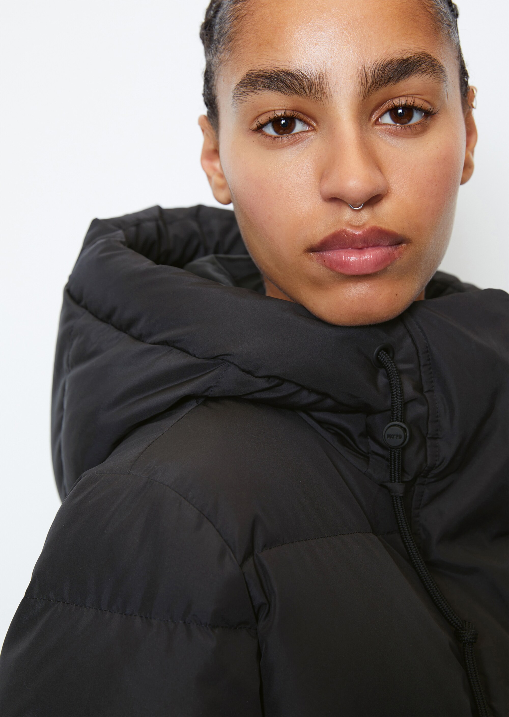 Puffer-Kapuzen-Daunenmantel regular aus teilweise recycelten Materialien