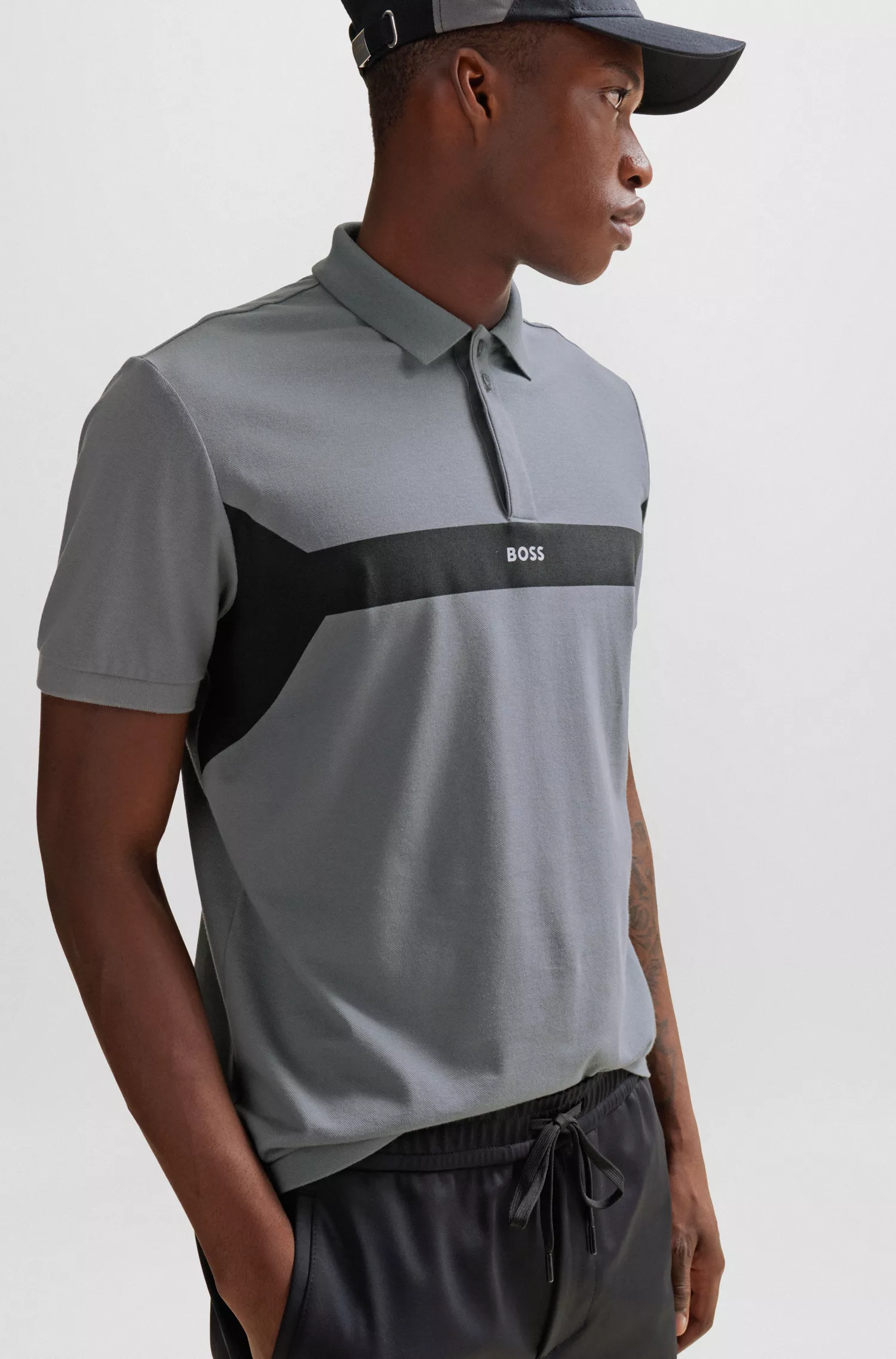 Camisa polo BOSS verde em piqué de algodão com blocos de cor e logotipo.