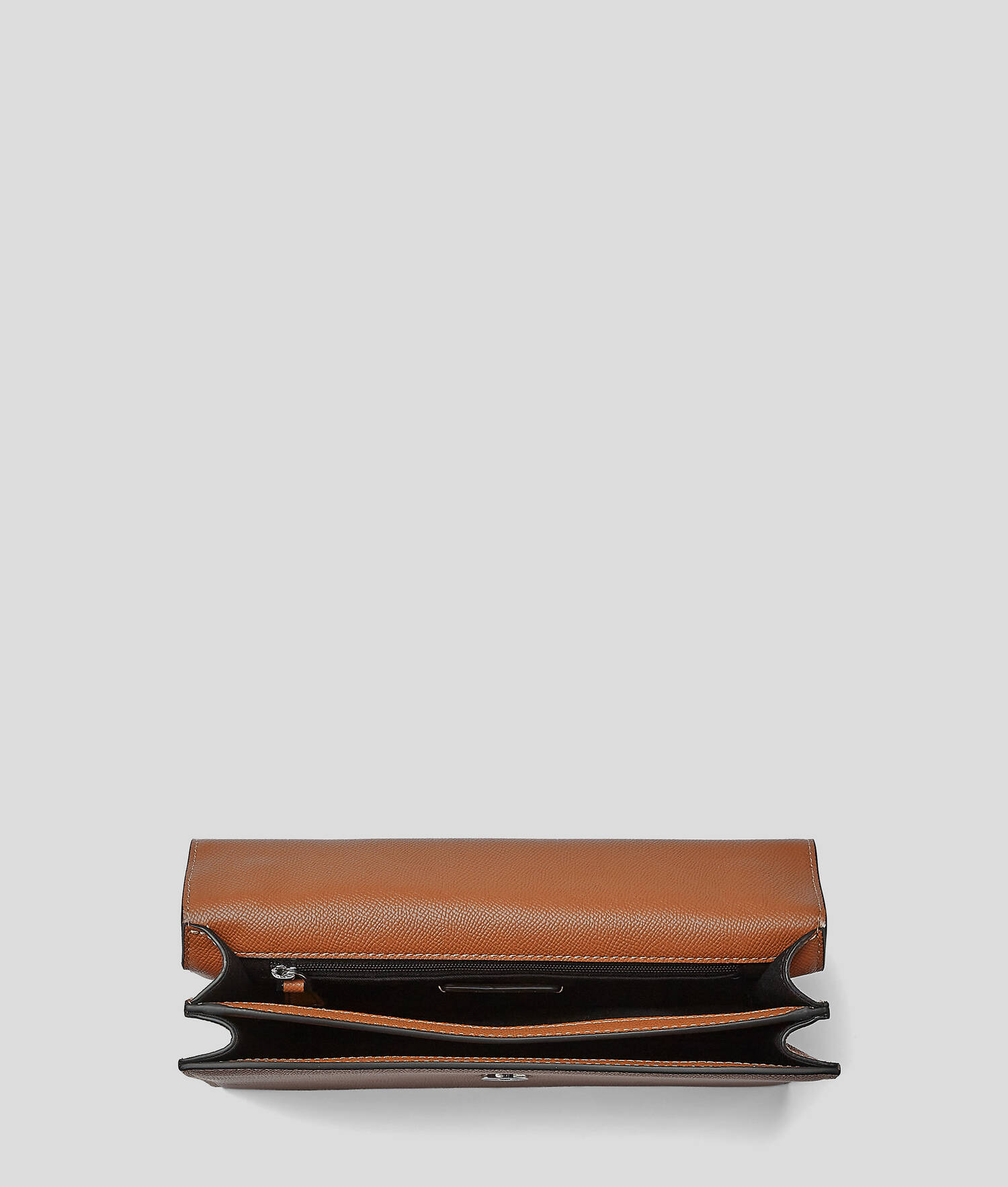 POCHETTE AVEC DÉTAIL EN MÉTAL RUE ST-GUILLAUME