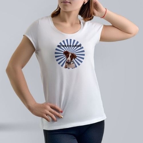 Camiseta feminina branca com estampa de raios, personalizável.