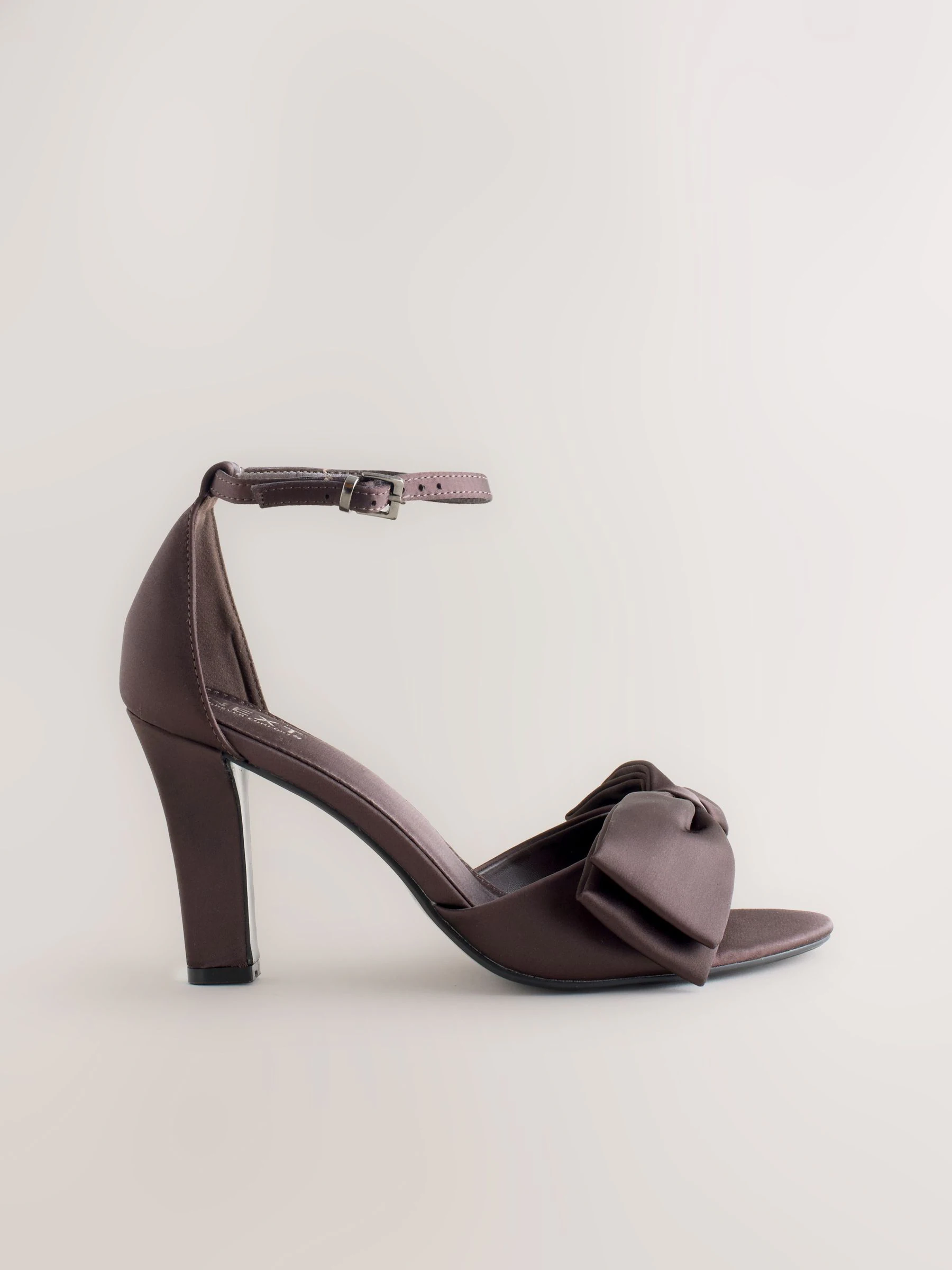 Chocoladebruin - Forever Comfort® Satin Bow Block Heeled Sandals