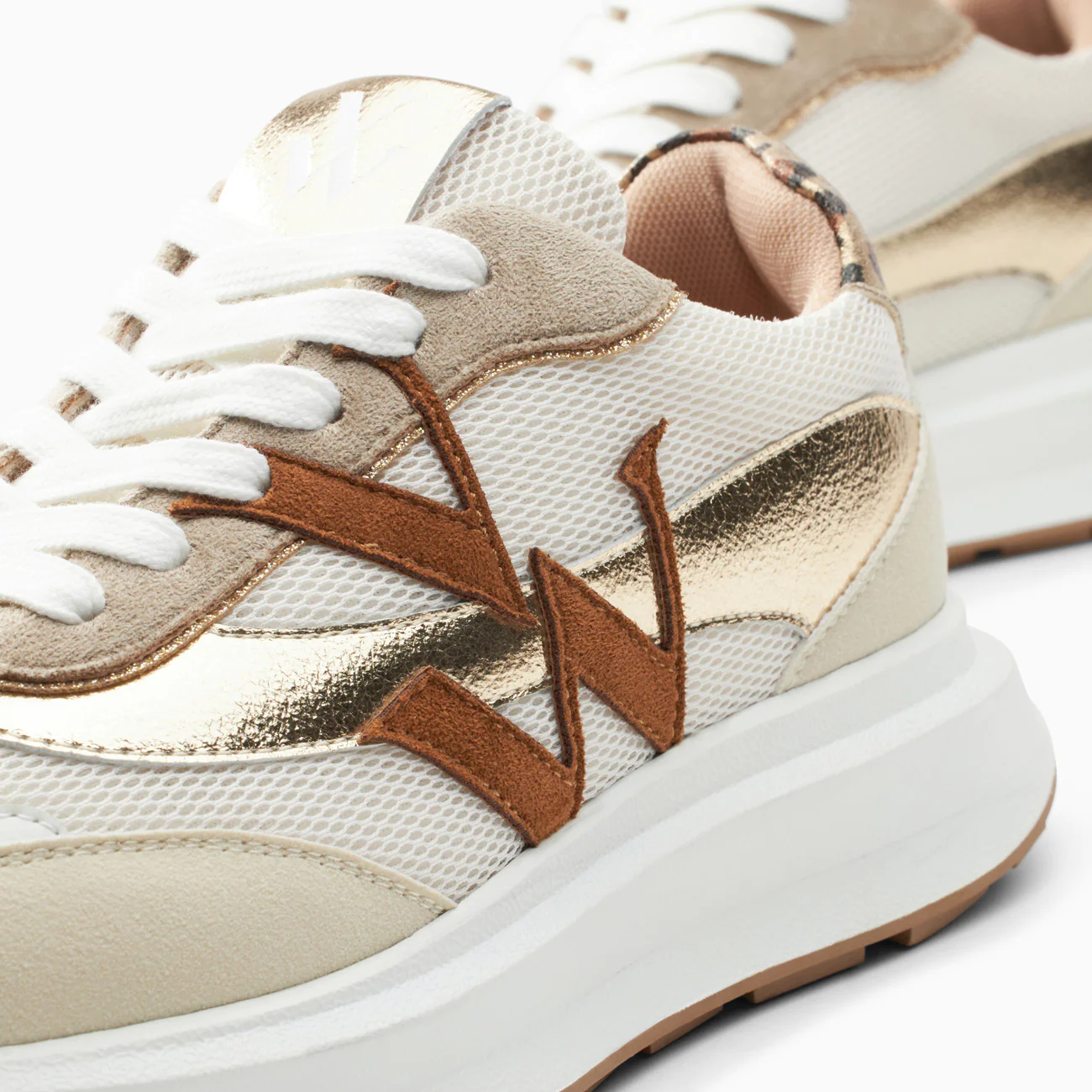 Sneakers-Baskets monogramme Inès camel et or à semelle oversize