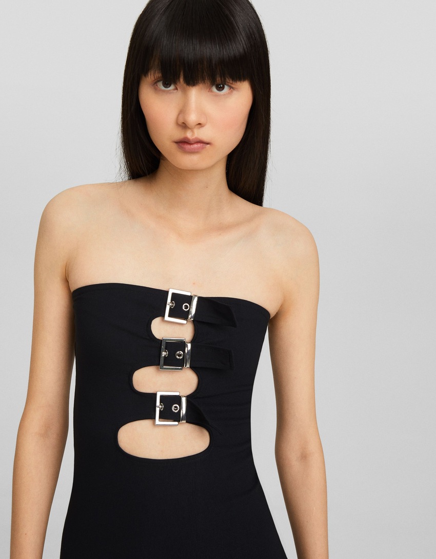 Vestido midi sem alças com recortes e fivelas.