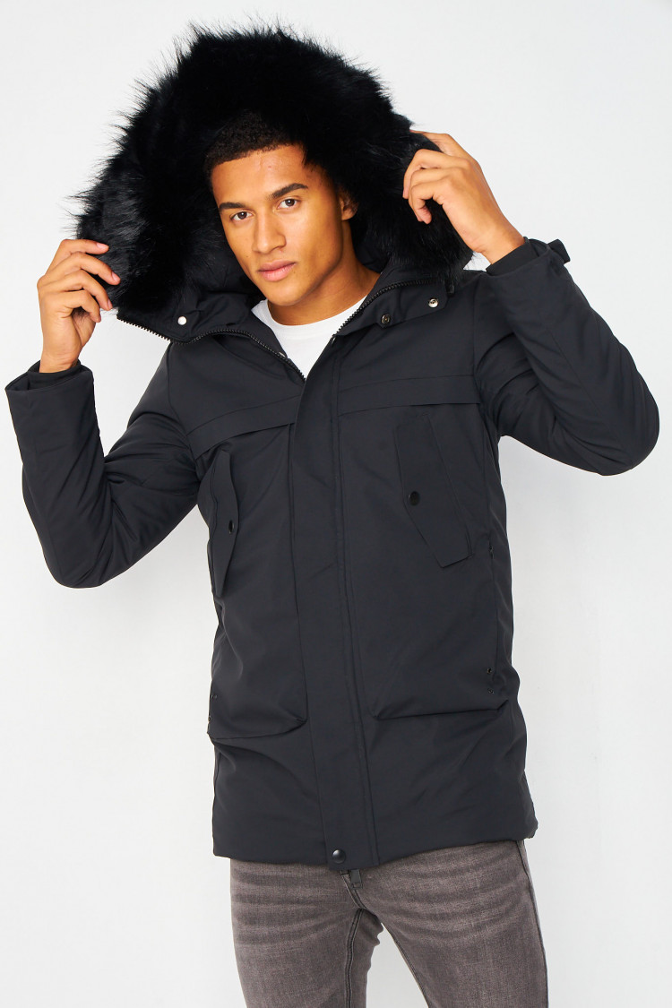 Parka noire à capuche avec fausse fourrure