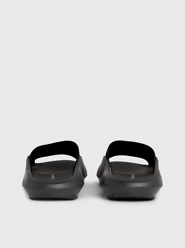 Chinelo com logotipo híbrido