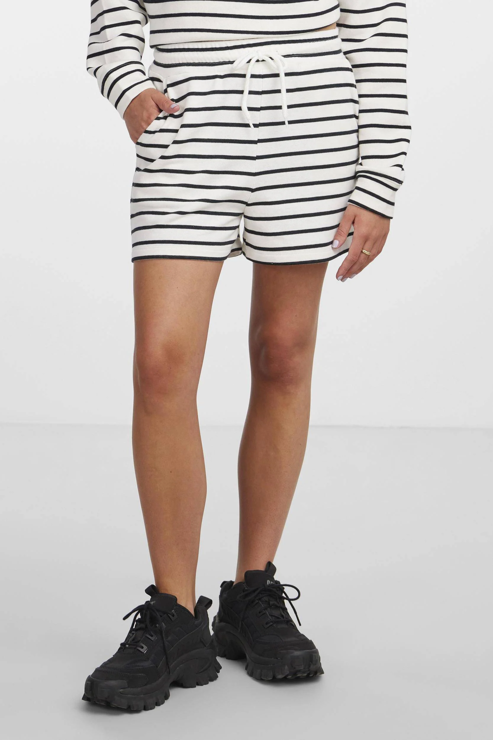 PIECES loungeshort PCCHILLI wit/zwart