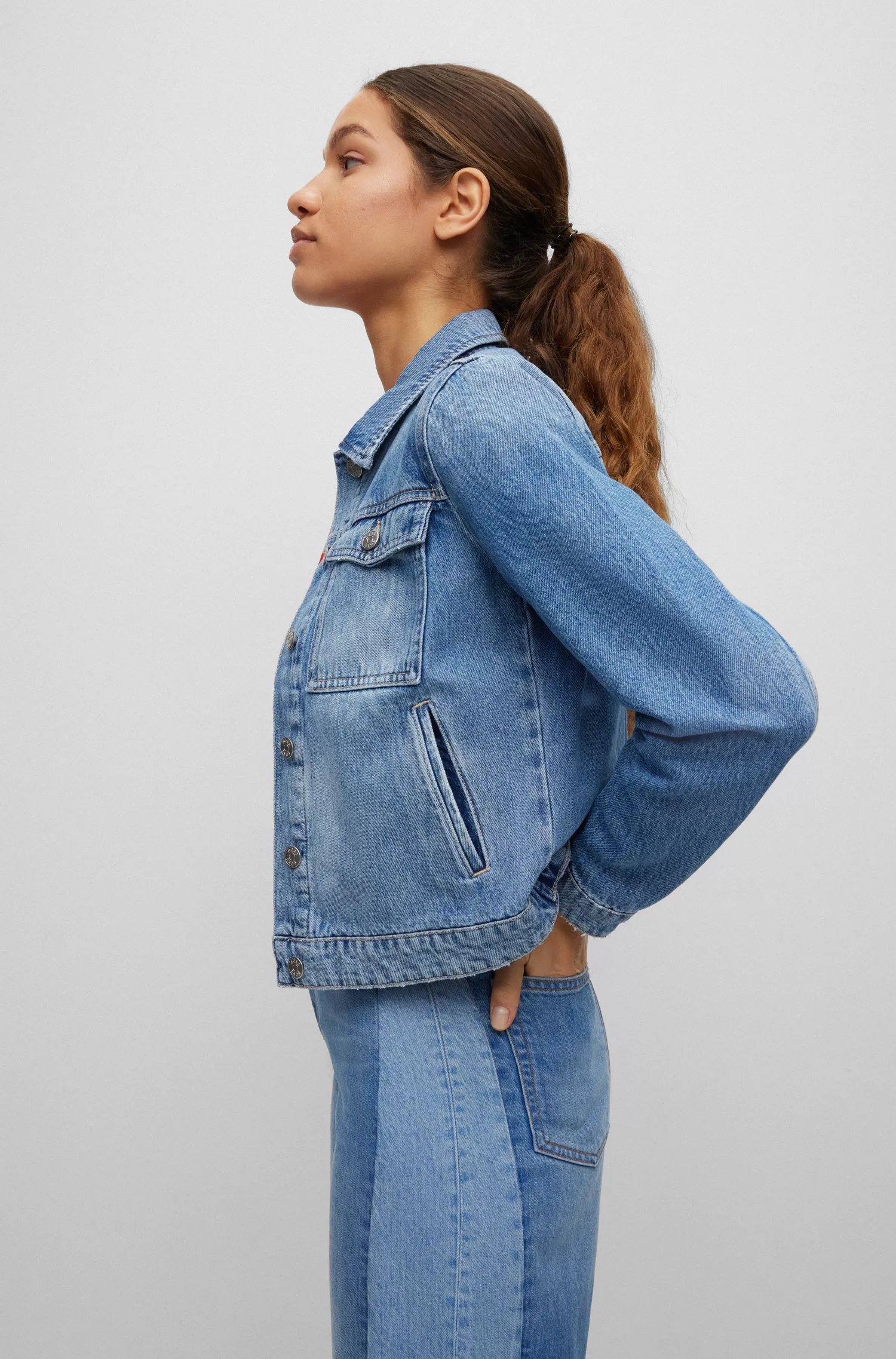Jaqueta BOSS preta de corte regular em denim rígido azul