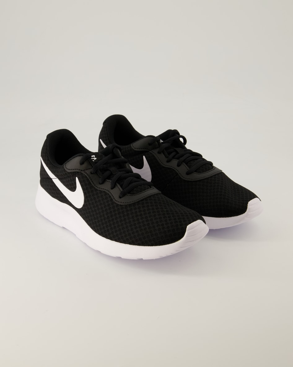 Nike Tanjun Sneaker in Schwarz