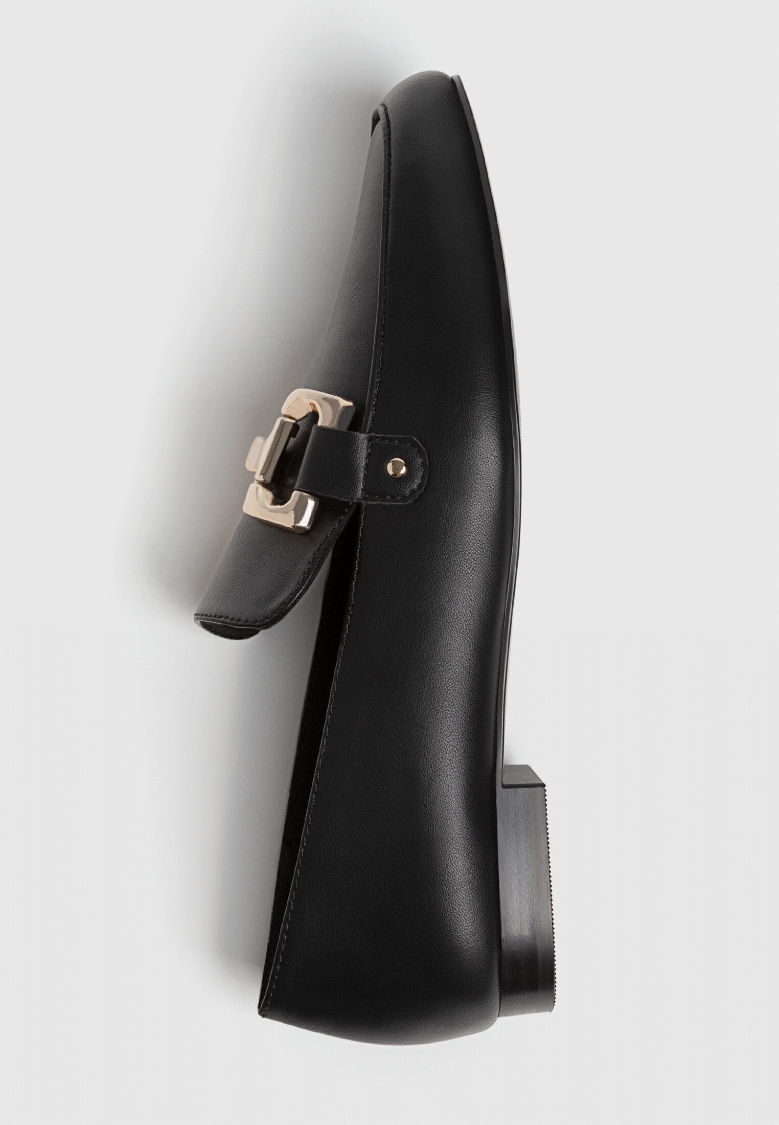 Mocassins planos com aplique metálico