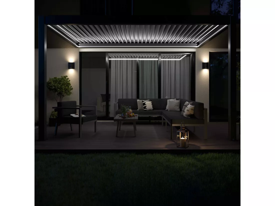 Pergola bioclimatique adossée et motorisée éclairée 3x4m et 2 stores