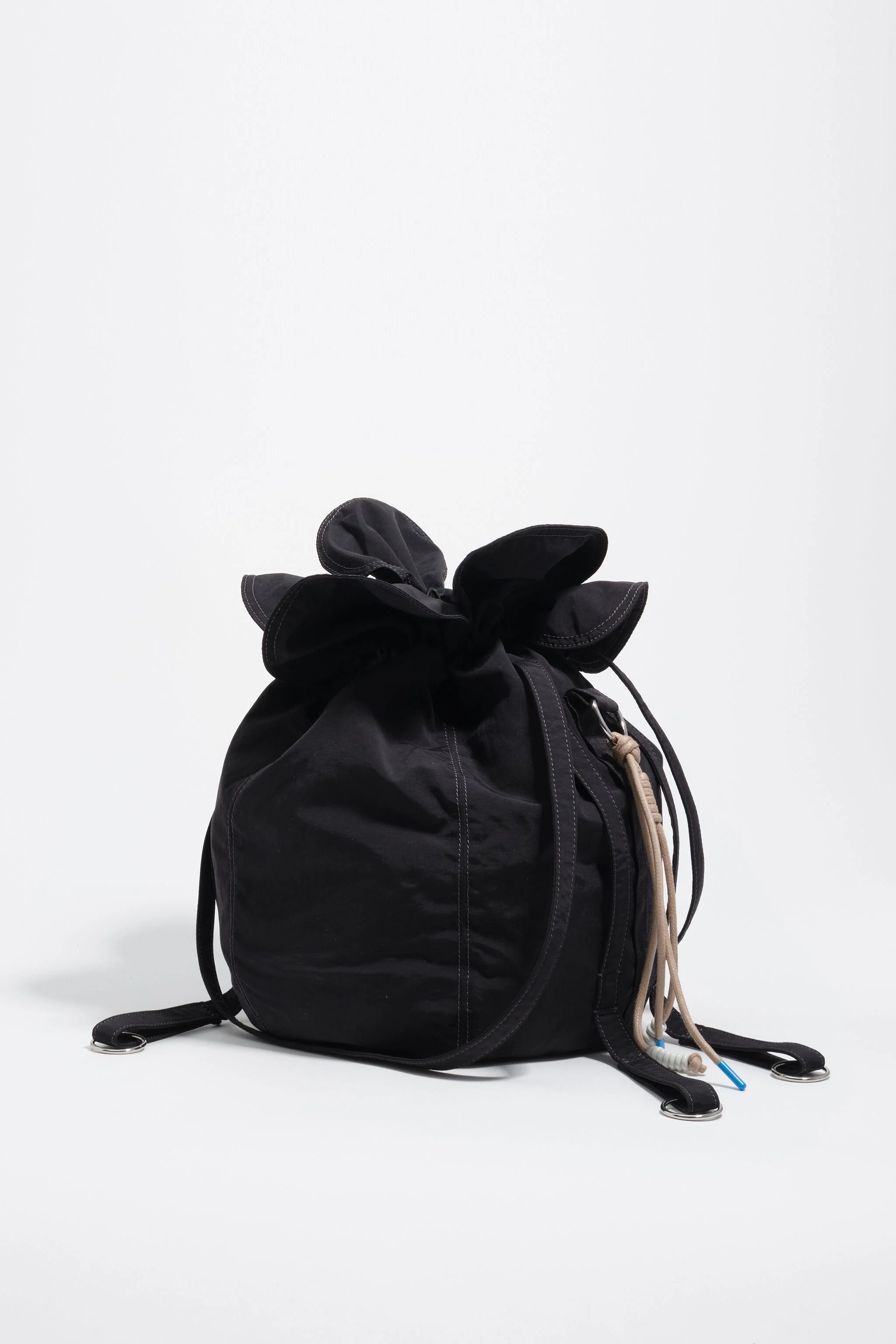 Bolsa Pétalo grande em tecido preto