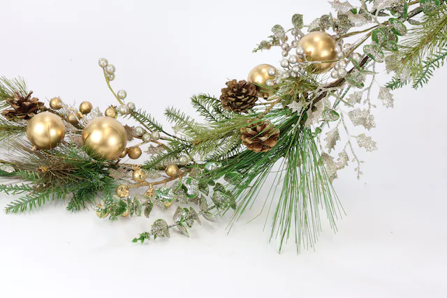 I.GE.A. Kunstgirlande »Weihnachtsgirlande Kugeln/Zapfen/Tanne« Girlande Tannengirlande Weihnachtsdeko Eukalyptus Christbaumkugeln