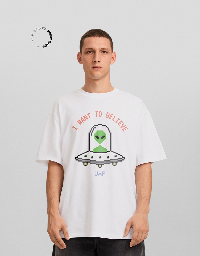 Camiseta de manga curta com modelagem quadrada e estampa da tendência atual.