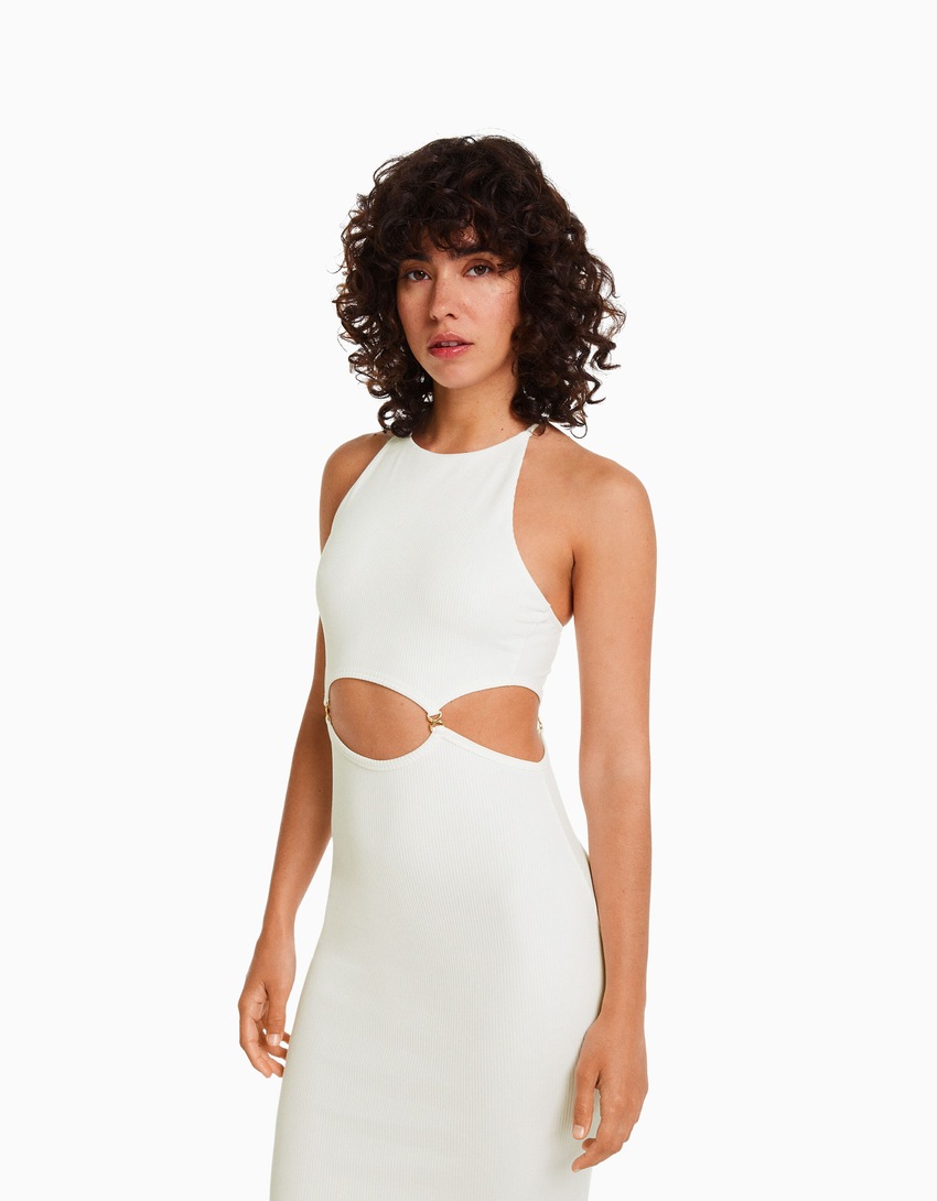Vestido midi canelado com alças finas e detalhes em argolas.