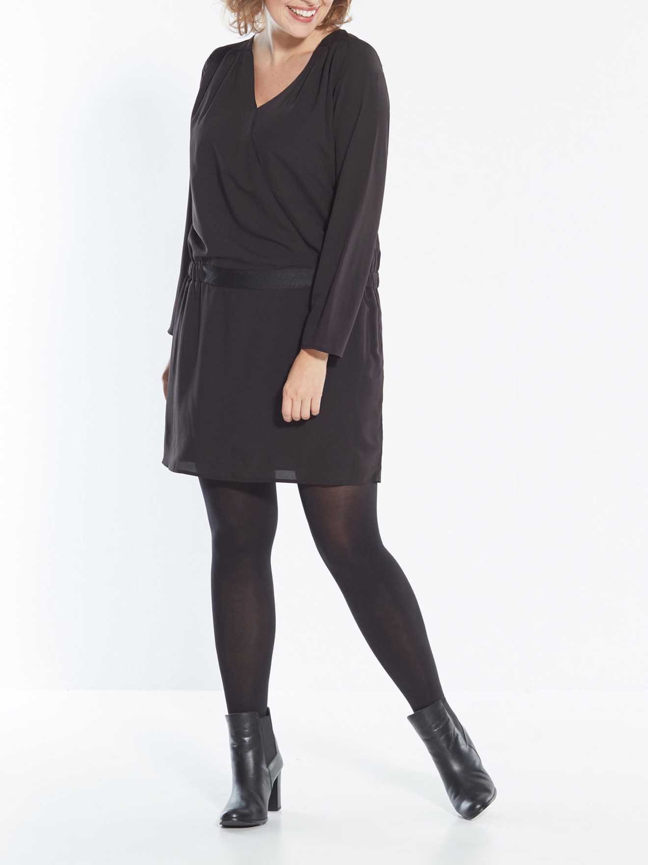 Robe courte unie poitrine généreuse