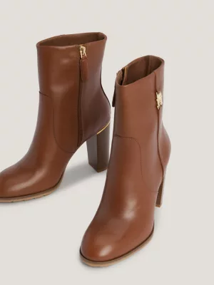 Botas de cano alto em couro com detalhes em metal