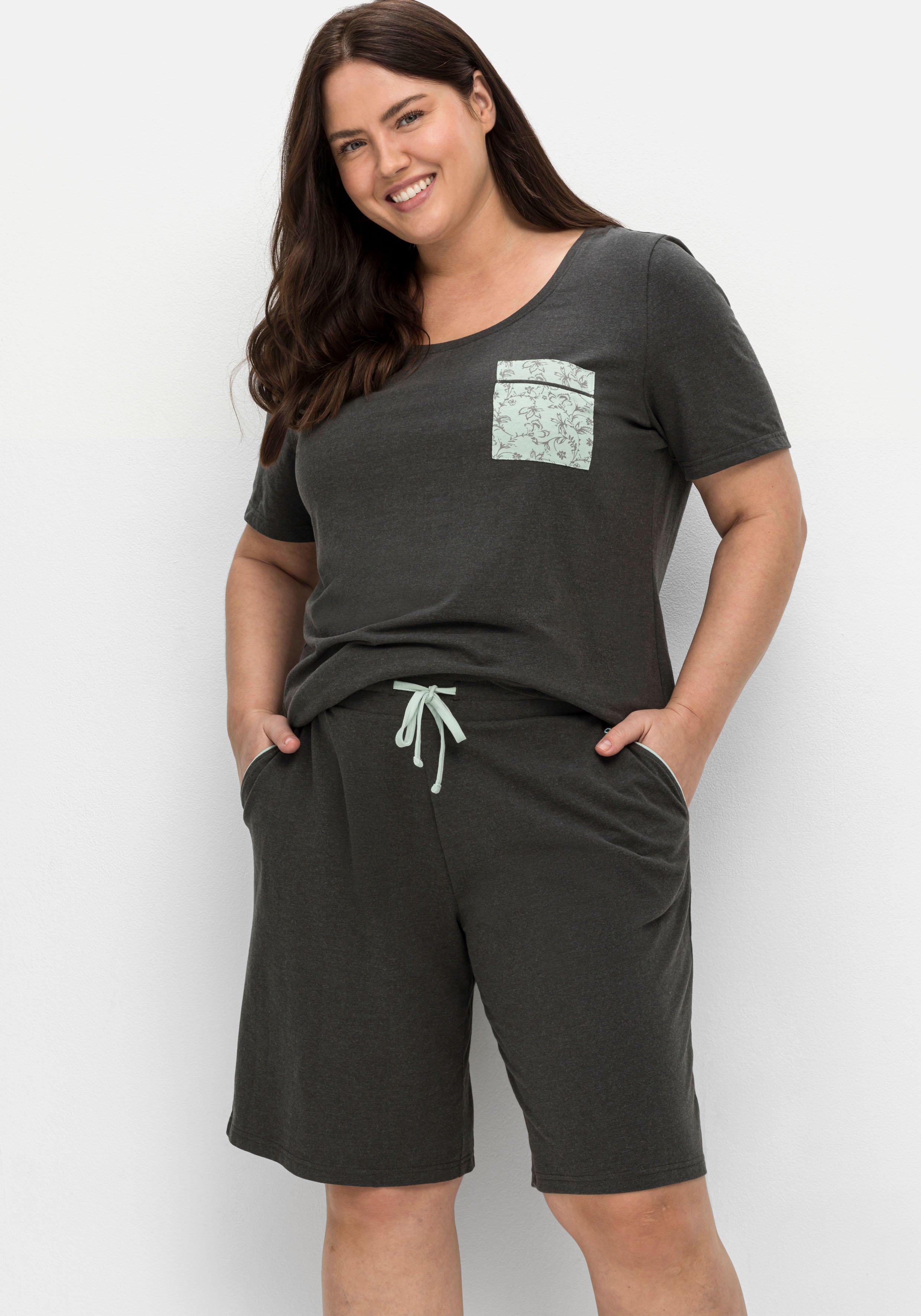 Schlafanzug mit Shirt und kurzer Hose