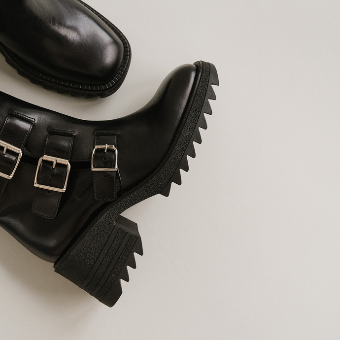 Boots à sangles et semelles crantées  en cuir glacé noir
