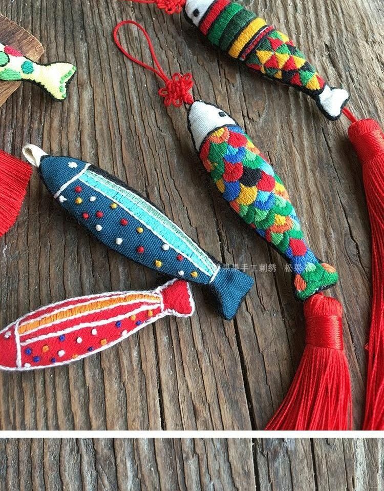 Embroidery Kingdom - DIY borduurpakket met hangende decoratie in de vorm van een viskwast