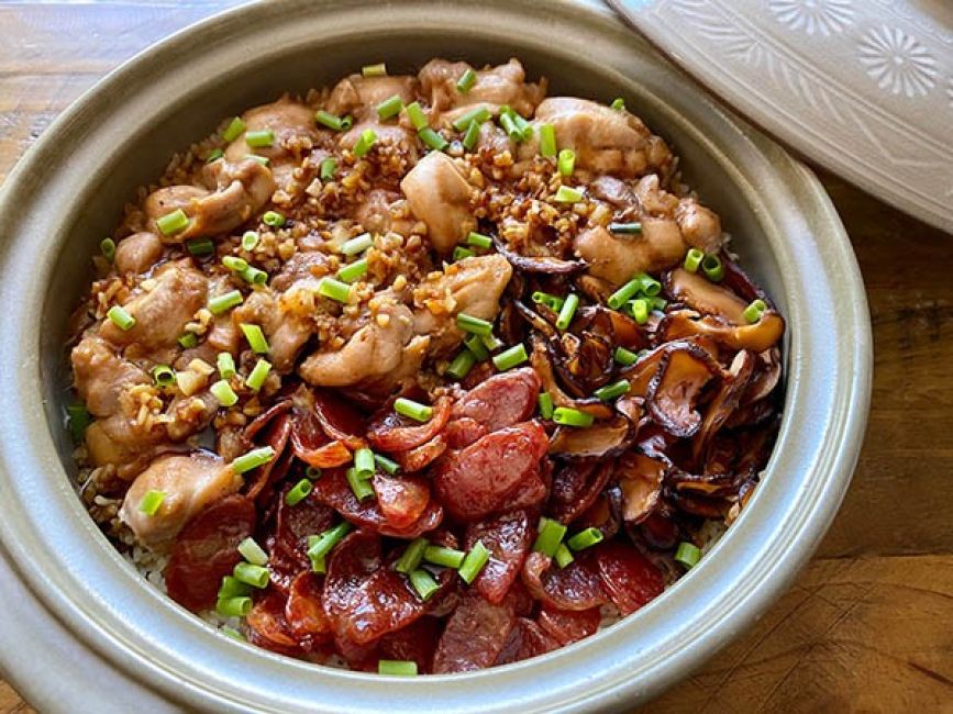 Chinese worst, bacon en kip uit de kleipot