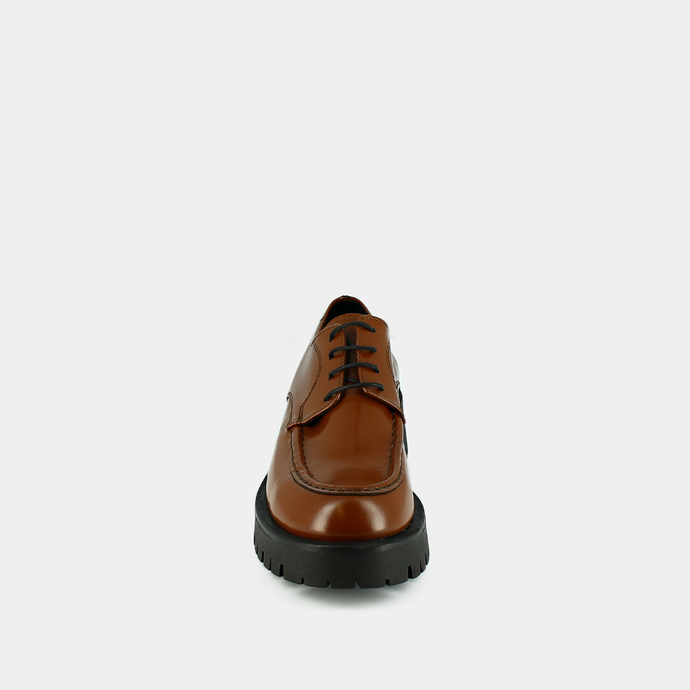 Derbies à lacets et semelles crantées  en cuir glacé cognac