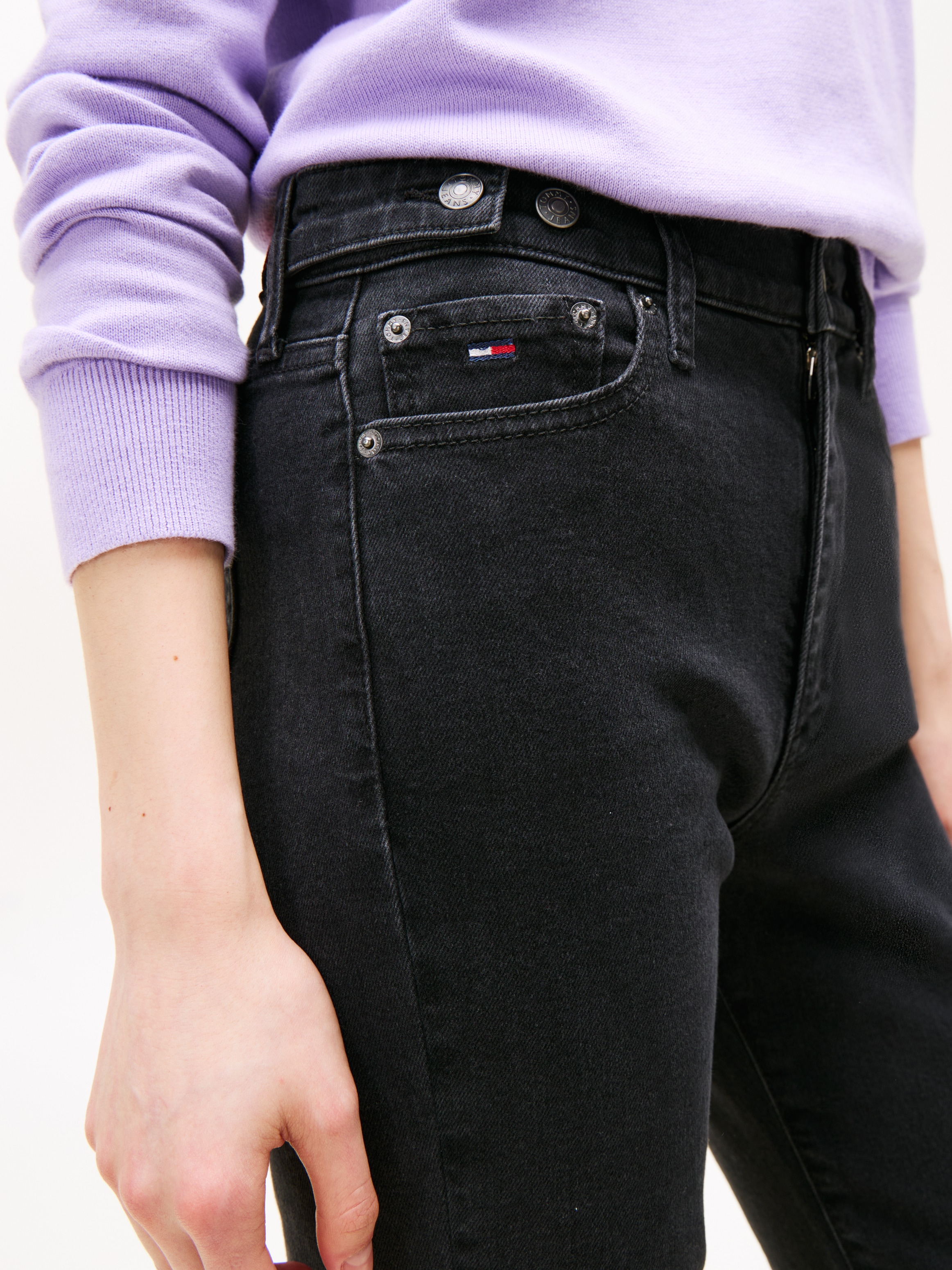 Tommy Jeans Bootcut-Jeans »SYLVIA HGH FLR«, Weite Beinform und Logo Stickerei auf der Gesässtasche