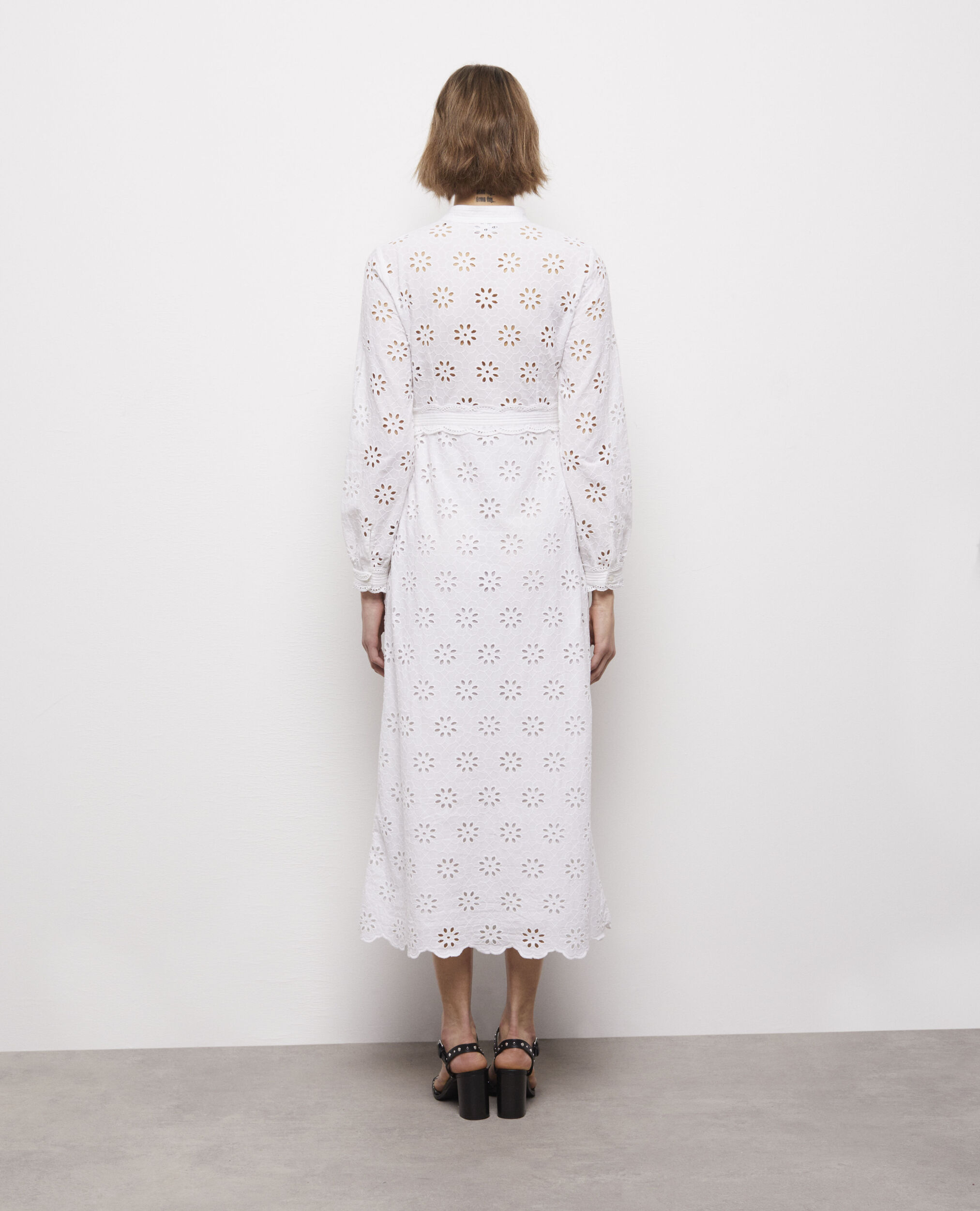 Robe longue blanche en broderie Anglaise