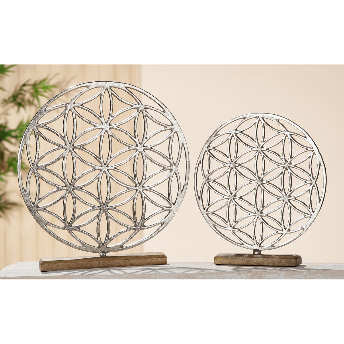Staande reliëfdecoratie GILDE, hoogte 36 cm, breedte 5 cm, zilverkleurig aluminium, mangohout