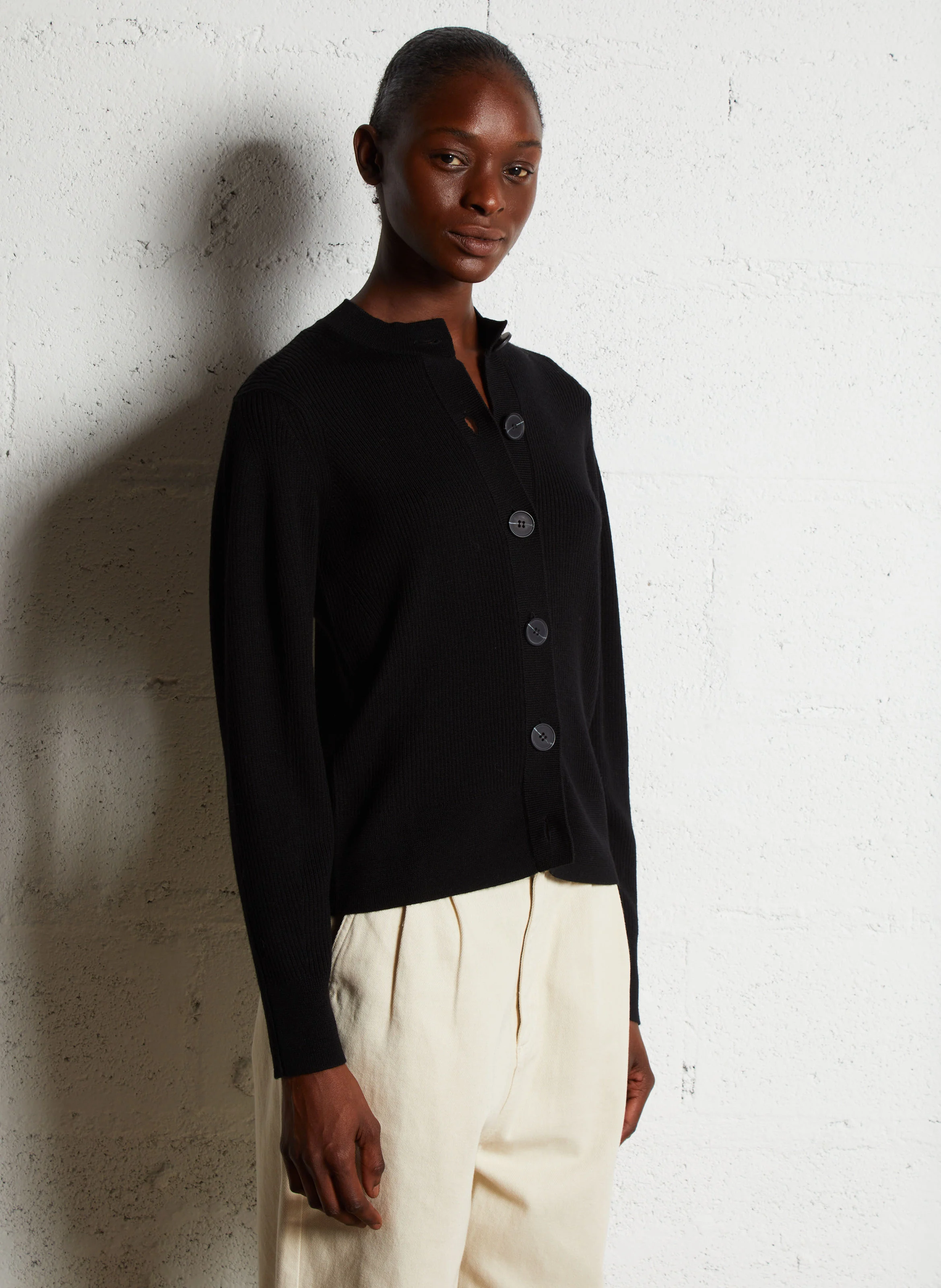 Gilet droit col rond en laine mérinos | Noir