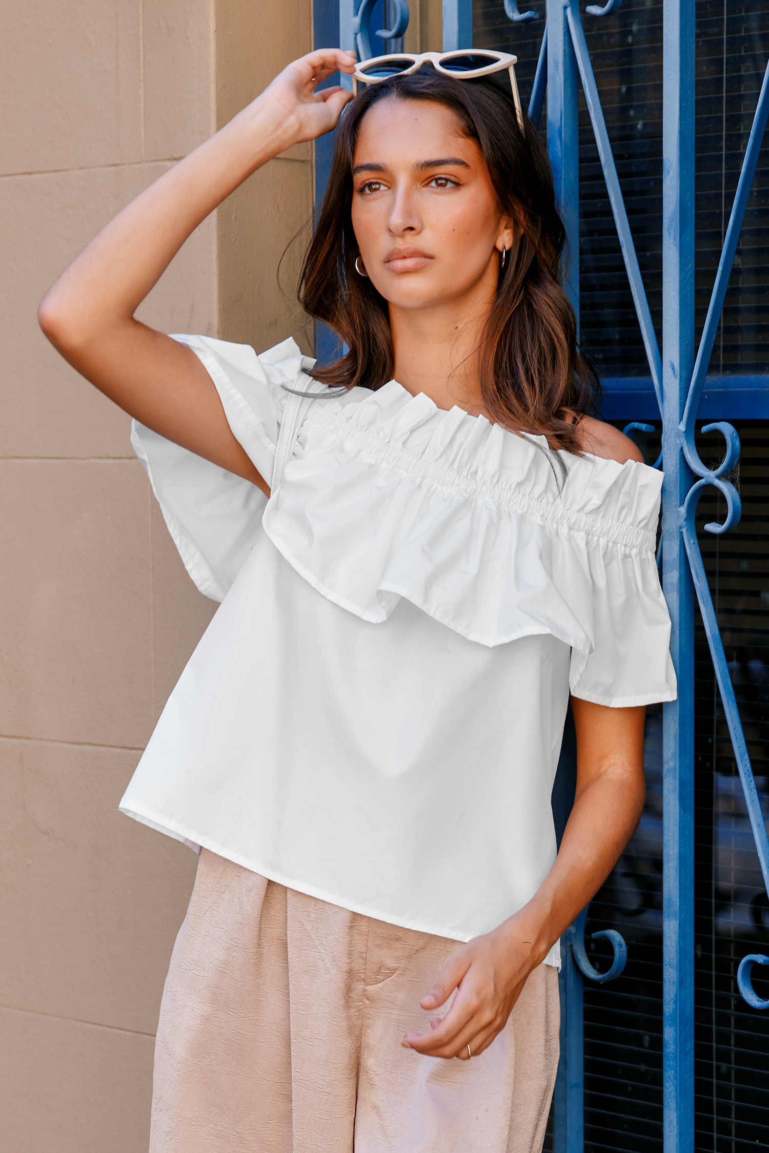 Blouse à épaules dénudées et corsage à volants blanche