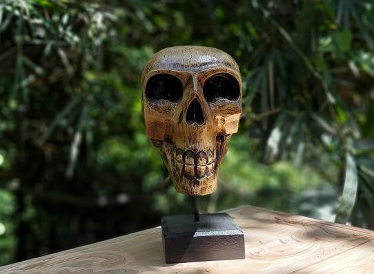 Schädel auf Ständer, Holz, T 12 cm, B 12 cm, H 30 cm von fischer's lagerhaus