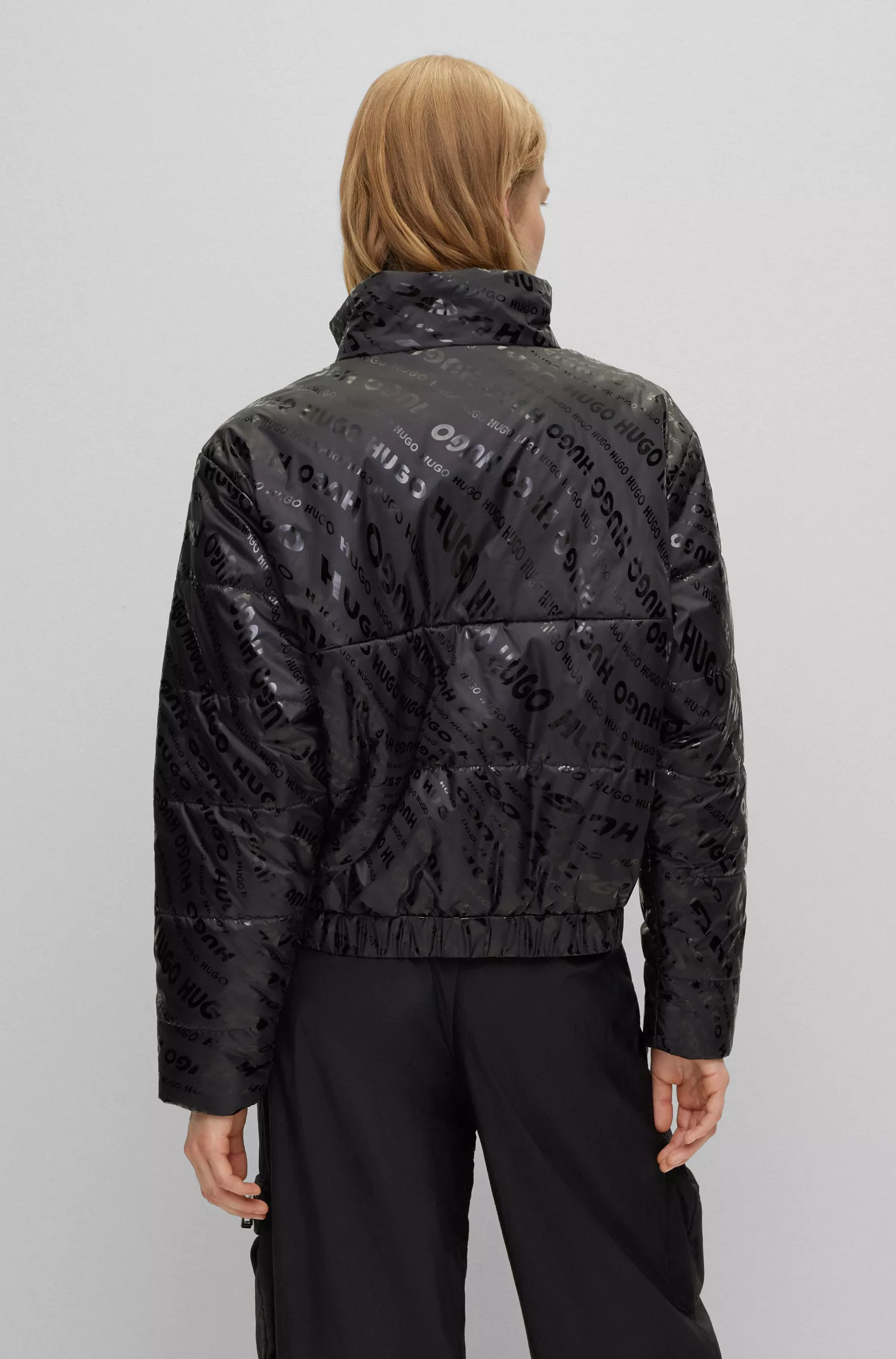 Jaqueta puffer HUGO vermelha, modelagem relaxada e com logotipos por toda a peça.