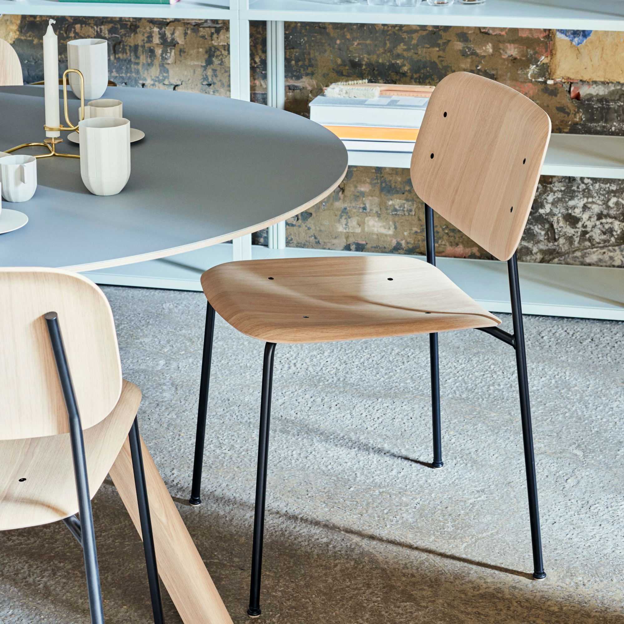 Eettafel CPH 20 Ø120 gelakt onderstel linoleum grijs blad