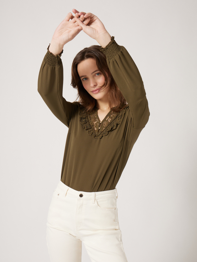 Top col dentelle