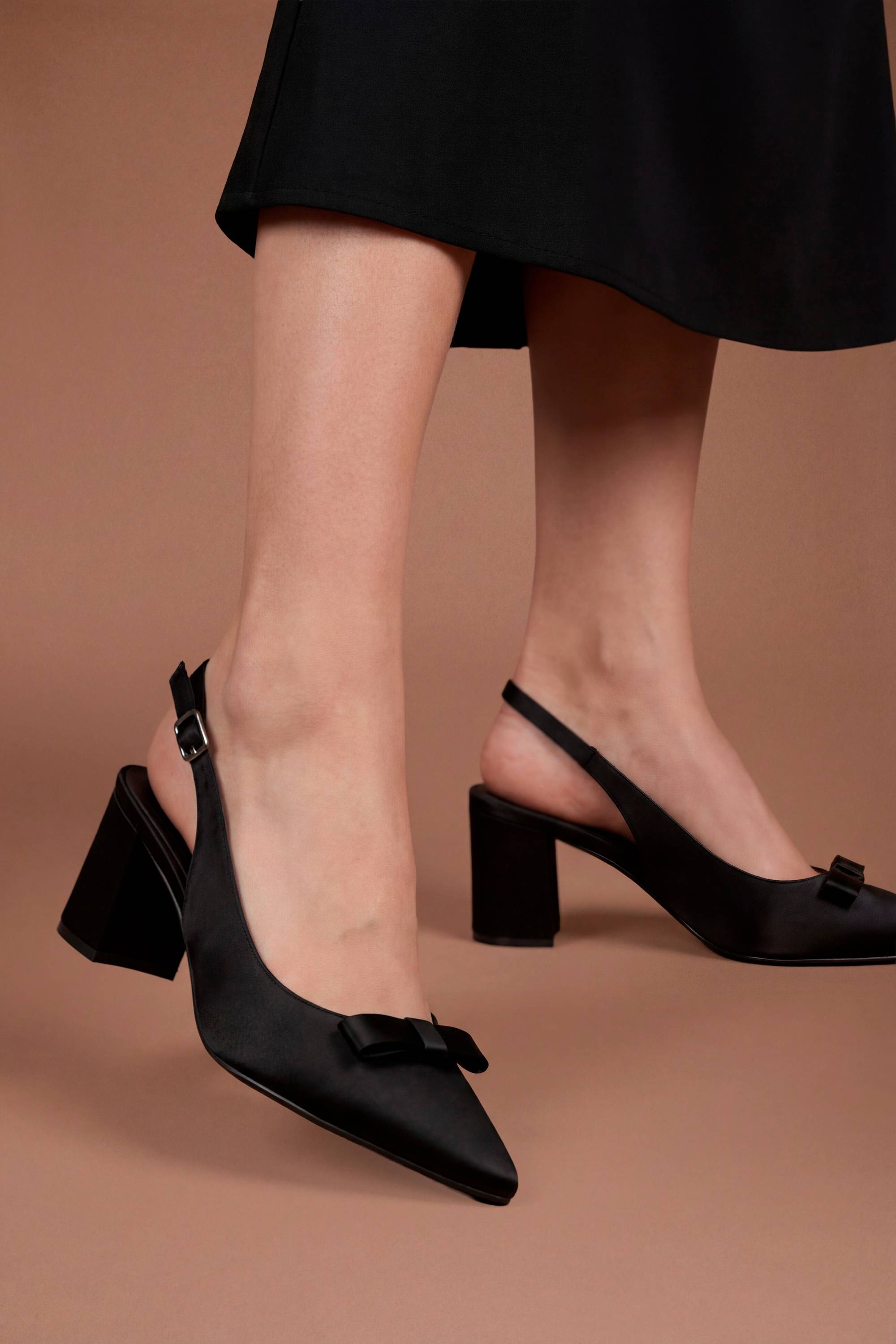 Coast Chaussures De Ville Riley En Satin À Bride Arrière Avec Détail Nœud Et Talon Bloc Moyen