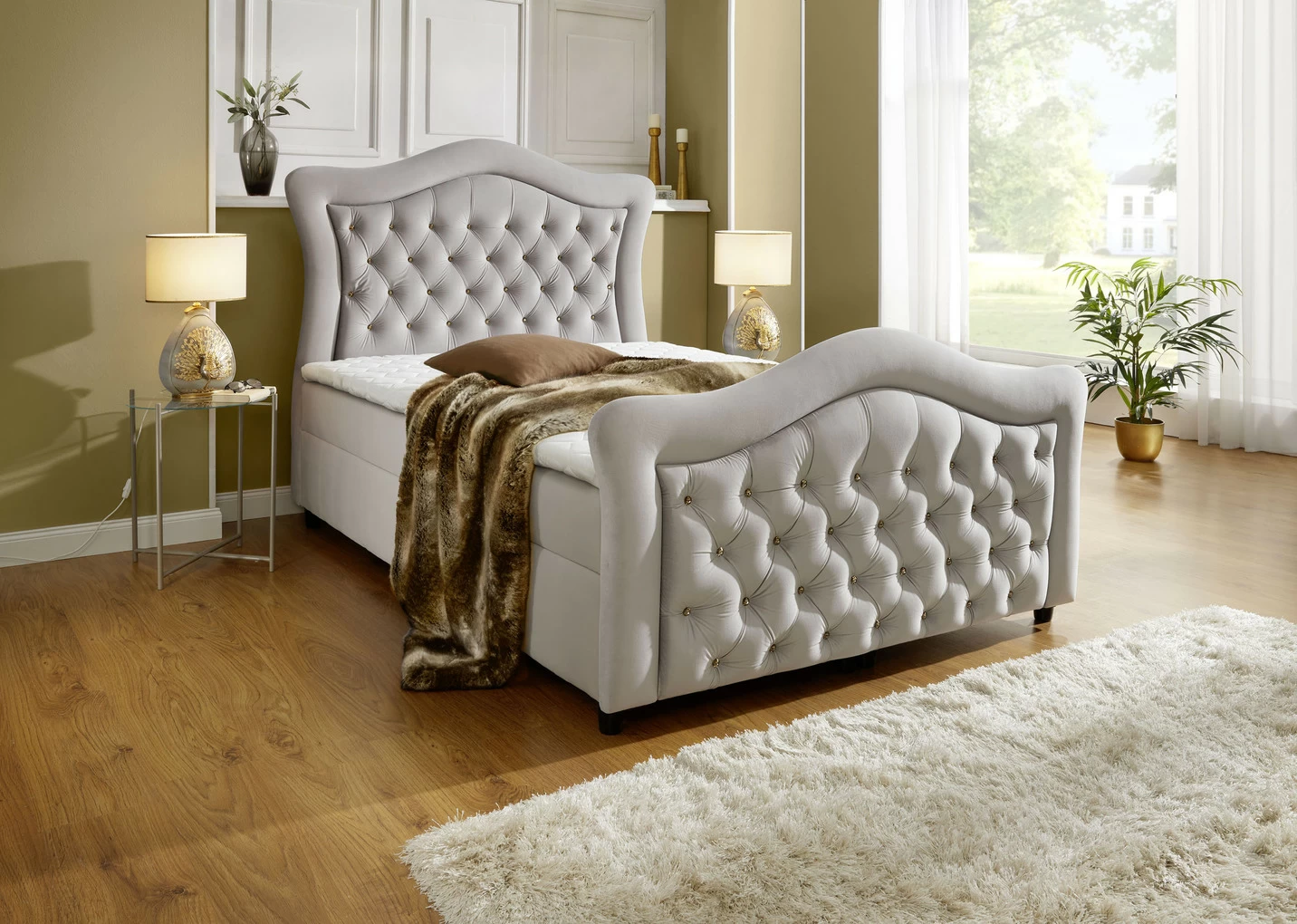 Boxspringbett mit gepolsterten Kopf- und Fußteil