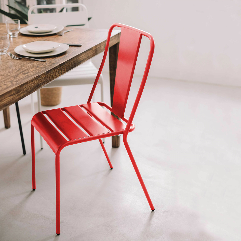 Chaise en métal rouge