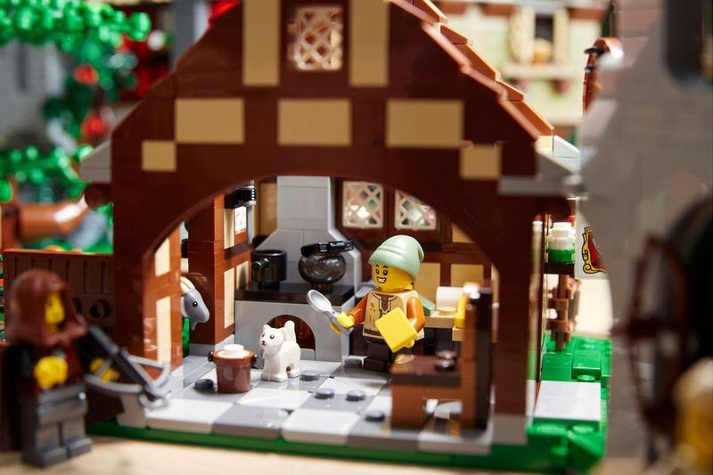 LEGO Icons Middeleeuws stadsplein - 10332